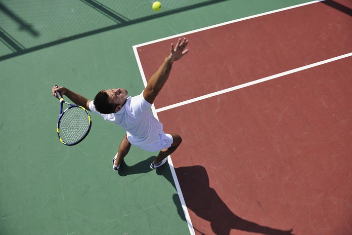 Comment bien servir au tennis ?